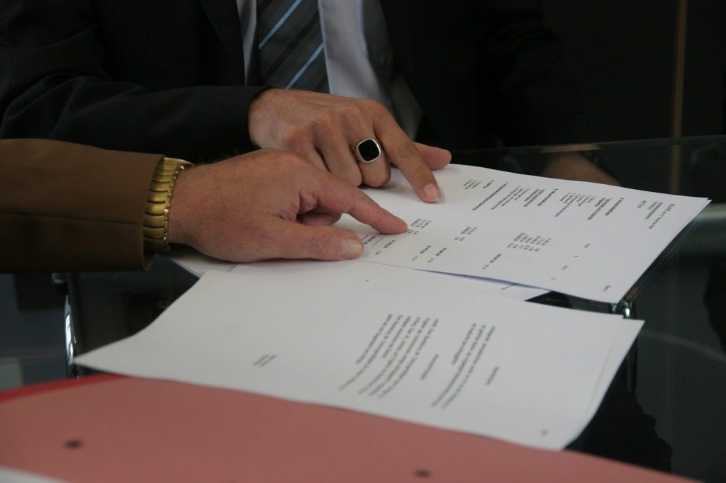 signing contract image
